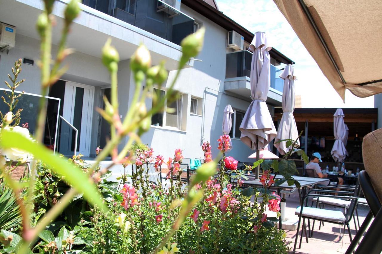 Pensiunea Caluda Hotel นาโวดาริ ภายนอก รูปภาพ